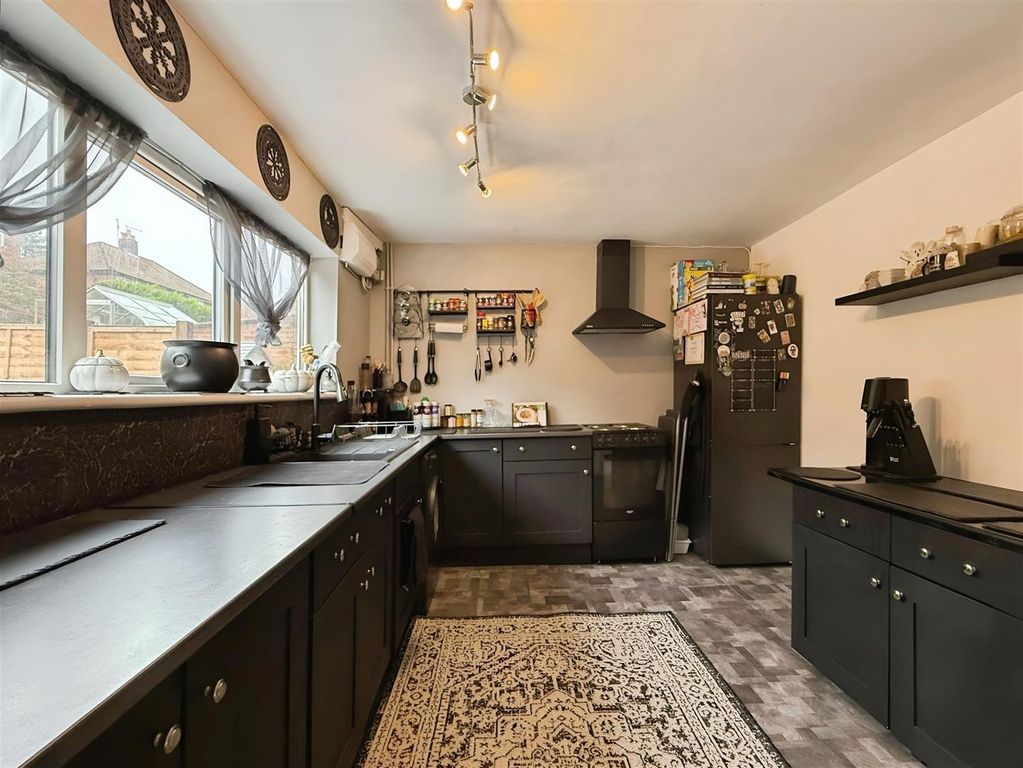 Property photo 2 of 18 Kitchen