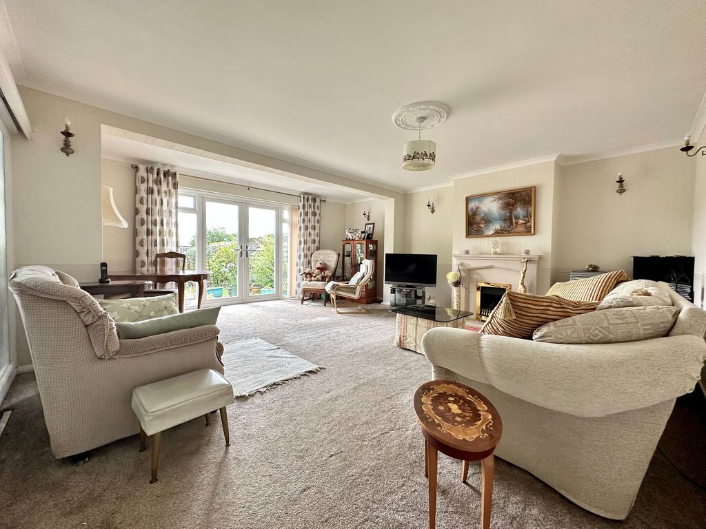 Property photo 1 of 21 Lounge