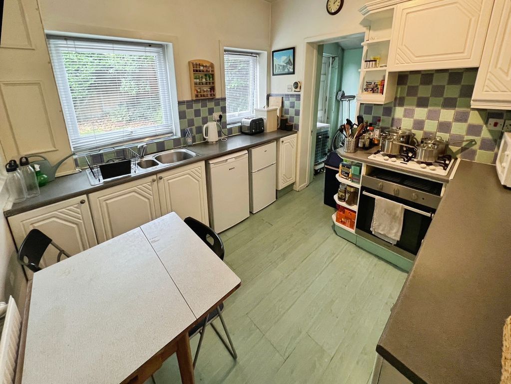 Property photo 3 of 19 Kitchen