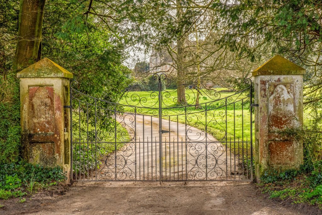 Property photo 2 of 25 Image