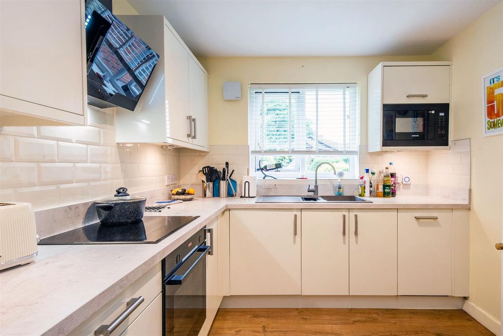 Property photo 3 of 19 Kitchen