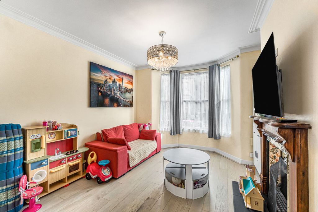 Property photo 3 of 20 Lounge