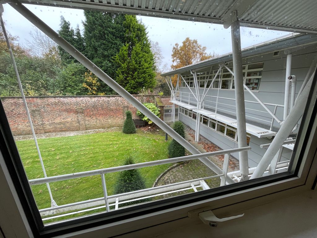 Property photo 3 of 10 Views Over Gardens