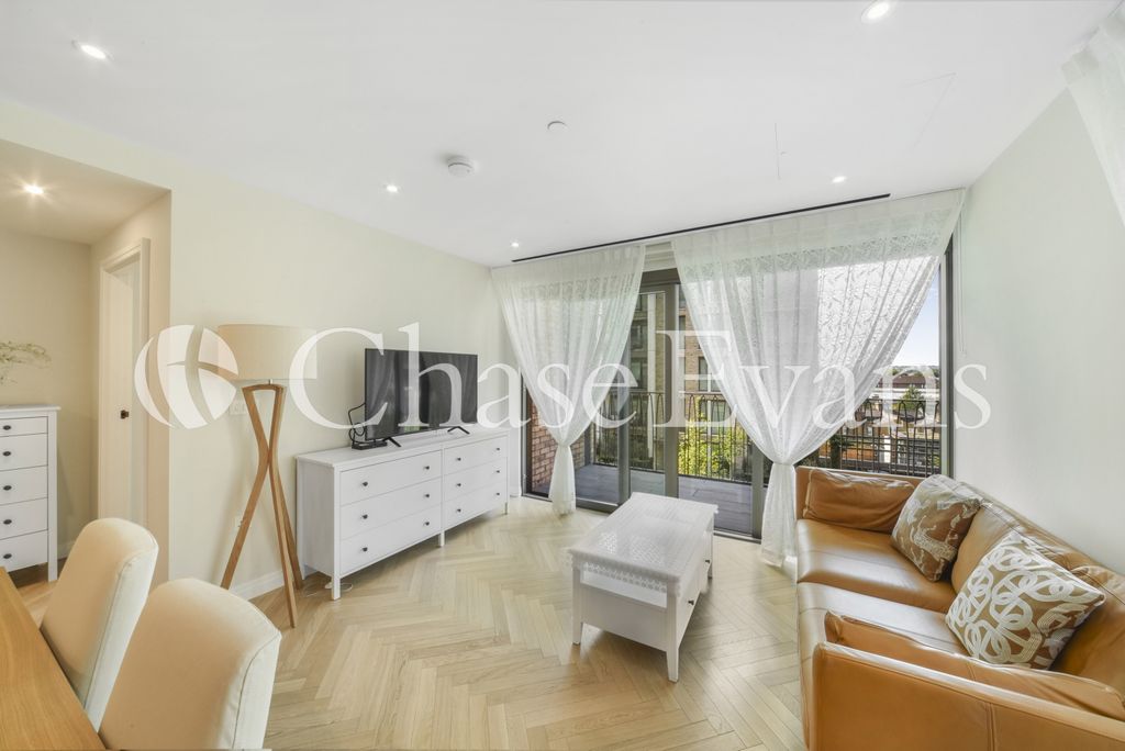 Property photo 3 of 18 Living