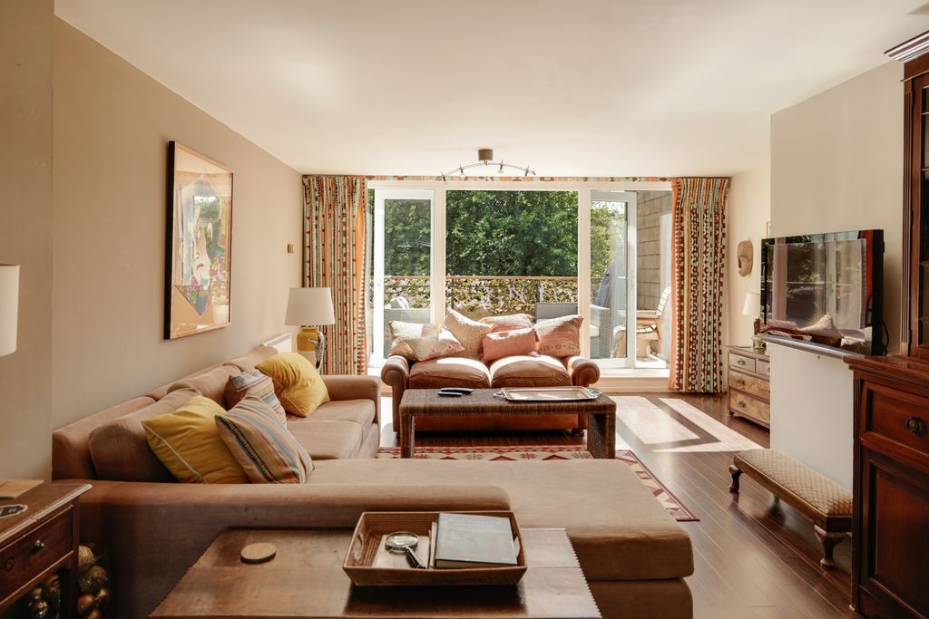 Property photo 1 of 20 Sitting Room