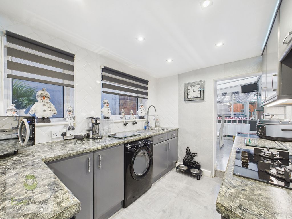 Property photo 2 of 10 Kitchen