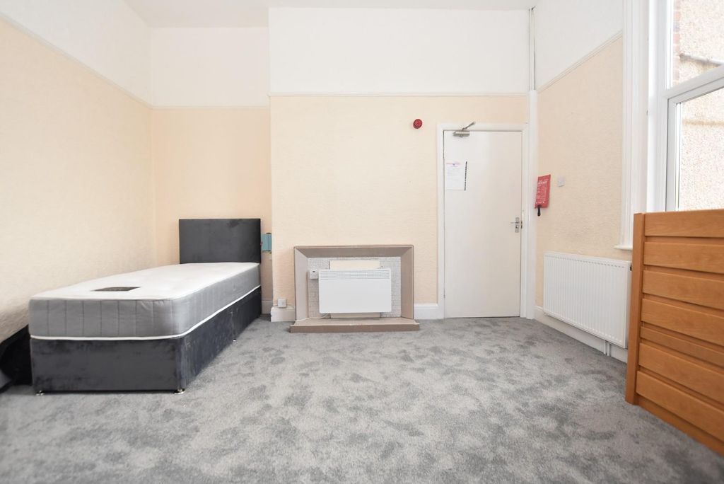 Property photo 3 of 6 Bedsit 2.Jpg