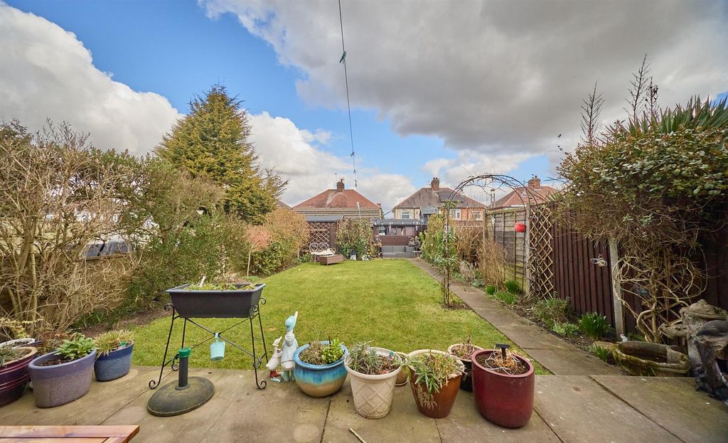 Property photo 2 of 15 Barrie Road  13.Jpg
