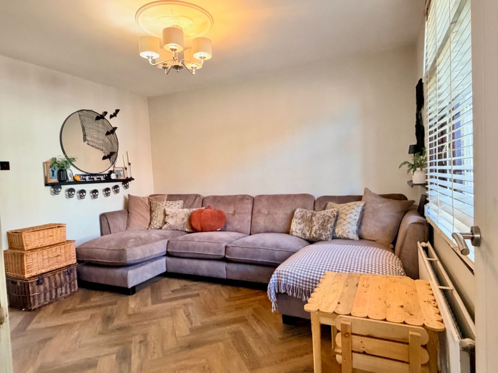 Property photo 3 of 11 Lounge