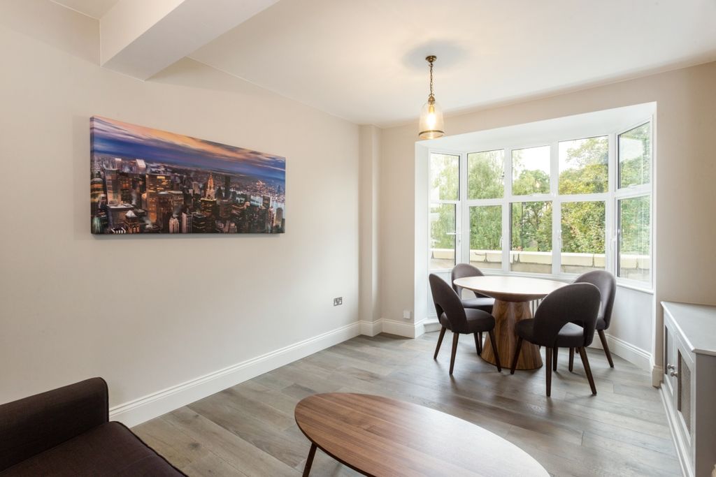 Property photo 2 of 10 F4 Windsor Court ...