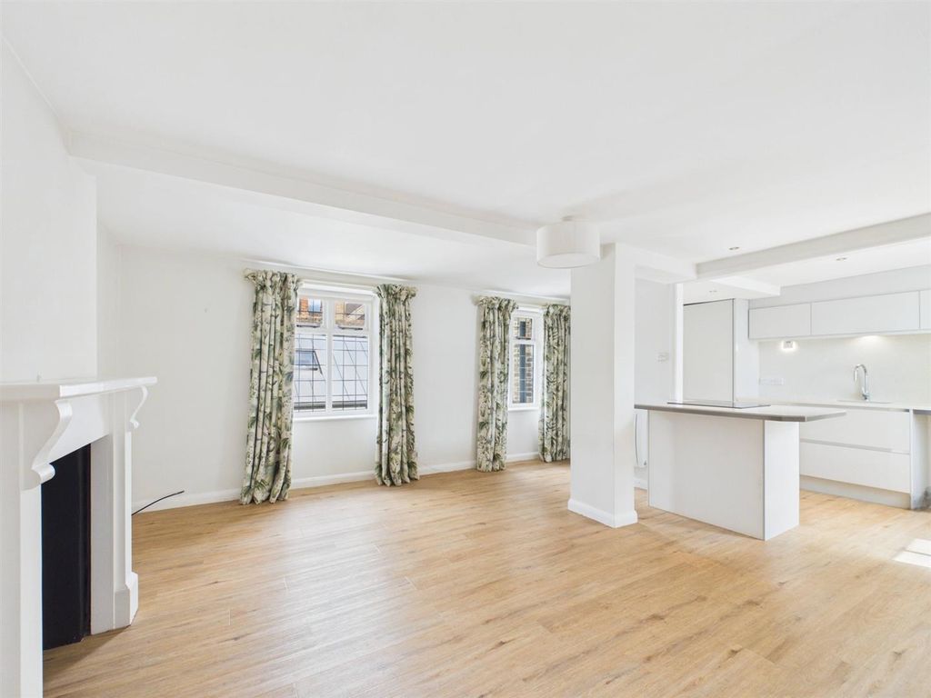 Property photo 1 of 7 Living/Dining Area