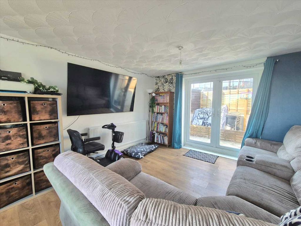 Property photo 3 of 25 Lounge