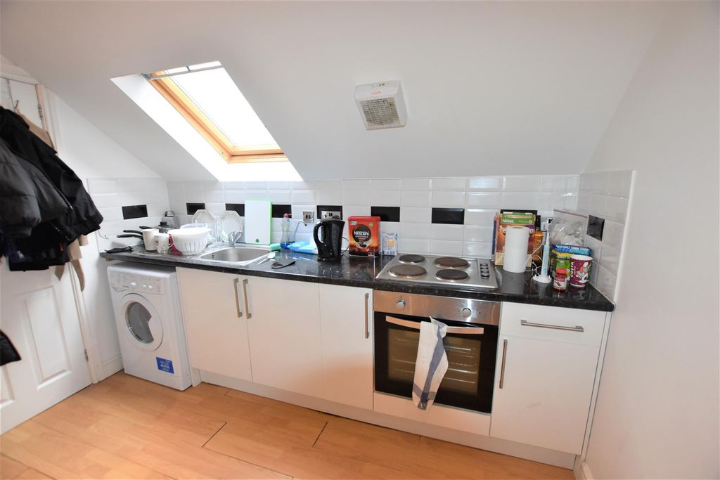 Property photo 3 of 9 Kitchen