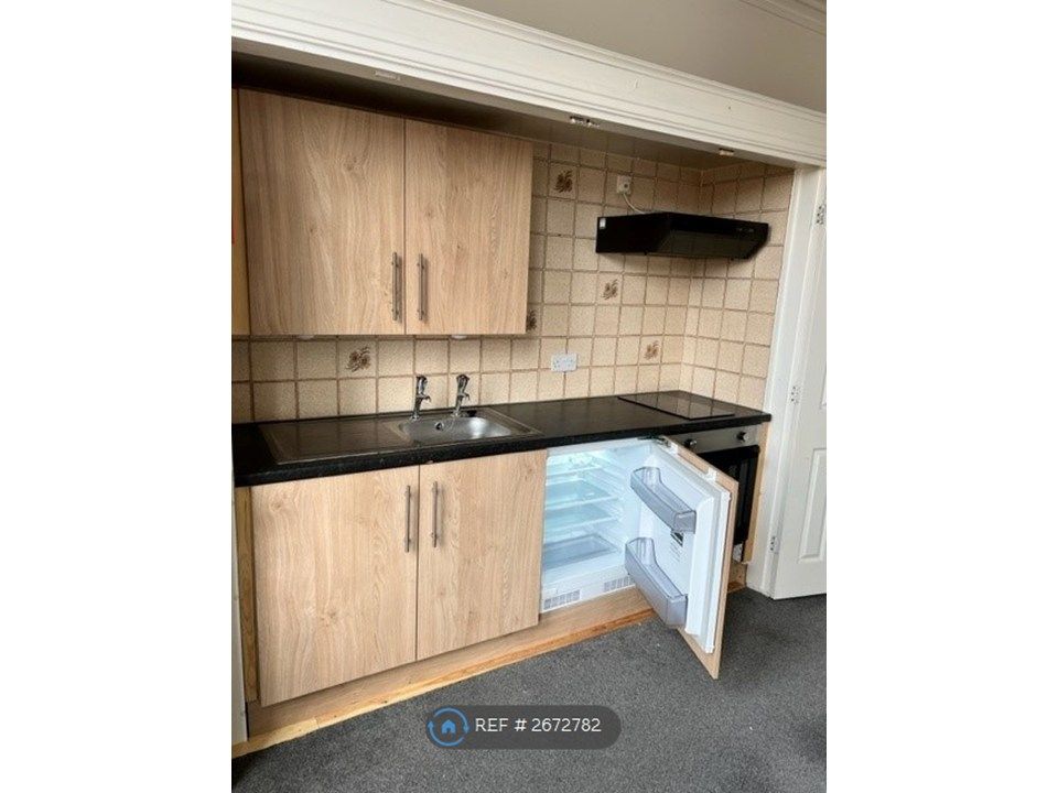 Property photo 3 of 8 Fridge Oven And Hob