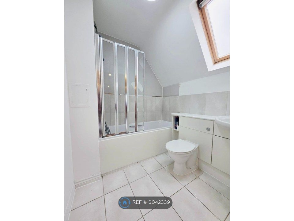 Property photo 3 of 7 Family Bathroom