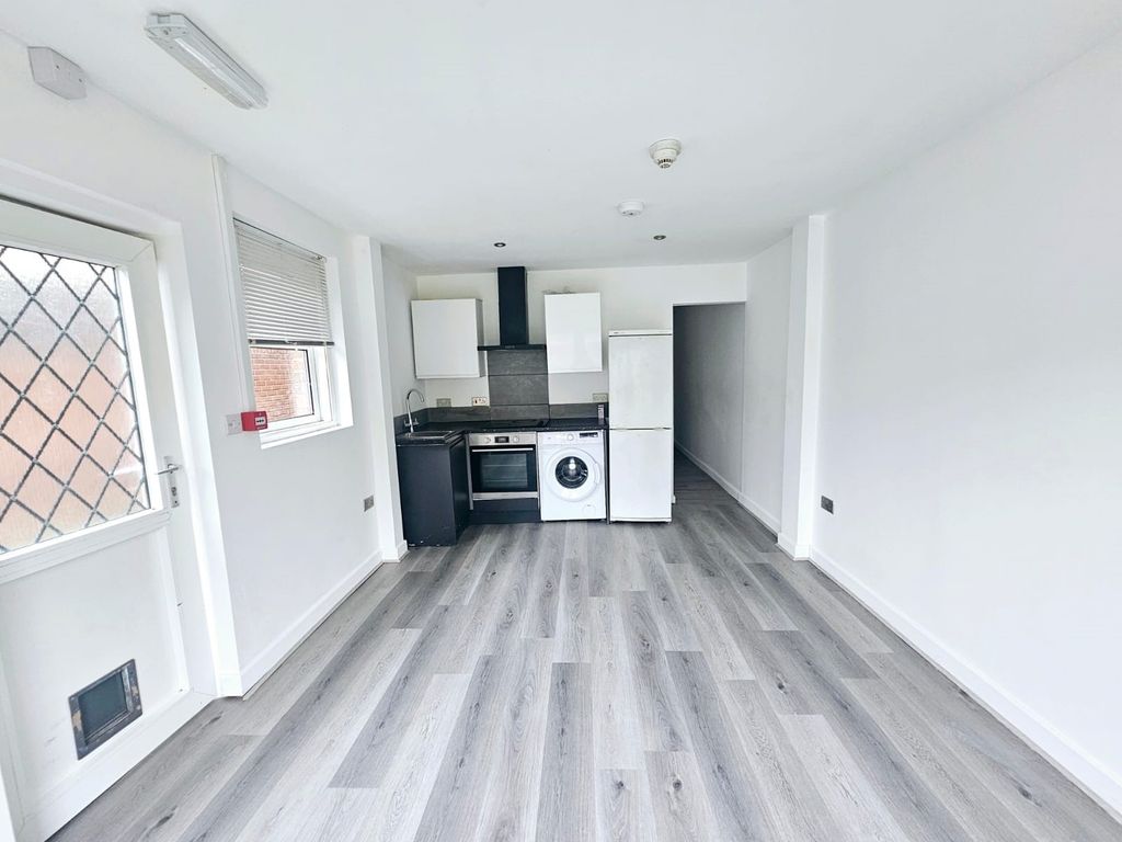 Property photo 3 of 11 Kitchen