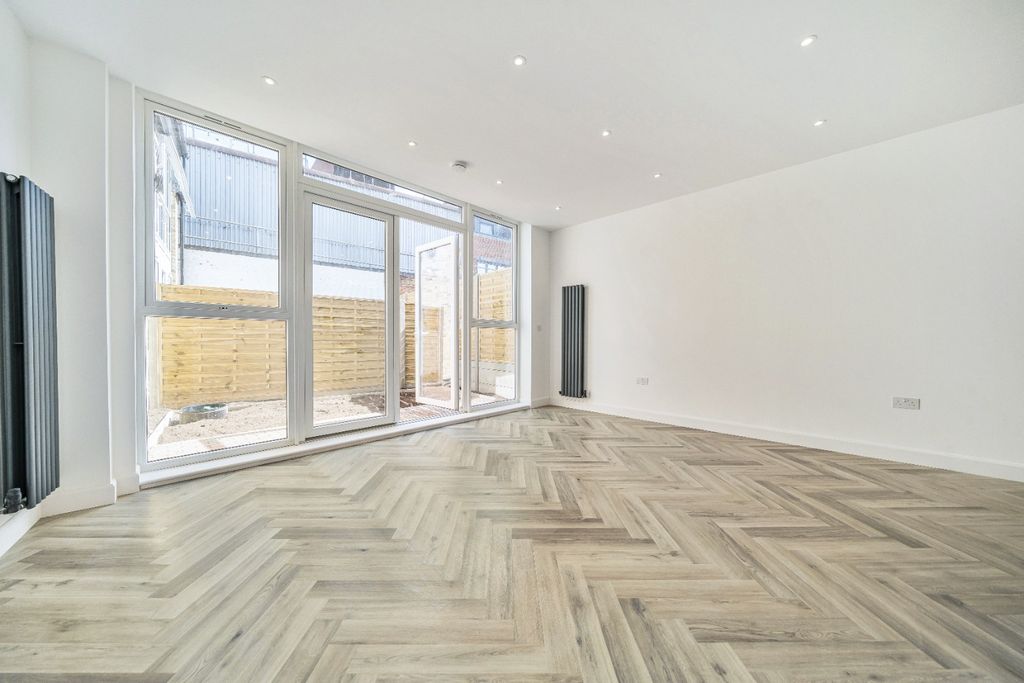Property photo 2 of 12 4484892