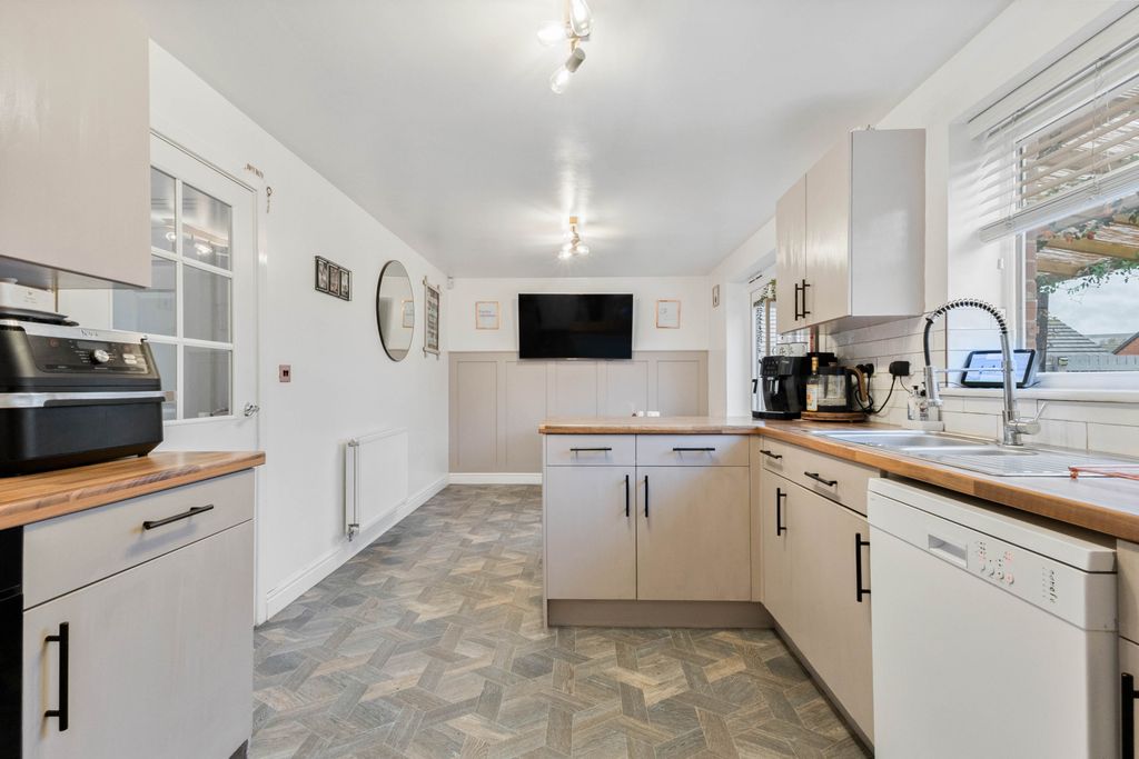 Property photo 3 of 21 Kitchen