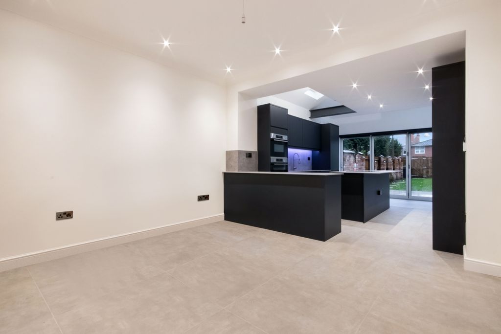 Property photo 2 of 20 Collington-04