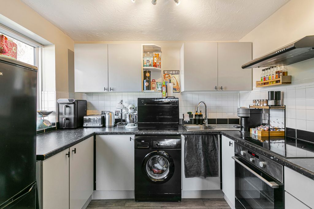 Property photo 3 of 7 Kitchen