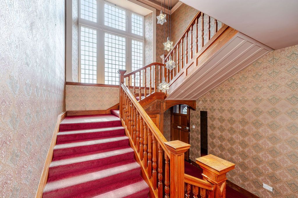Property photo 2 of 33 Entrance Hall / Stairwell