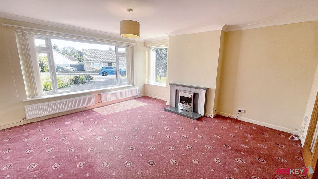 Property photo 2 of 11 Lounge