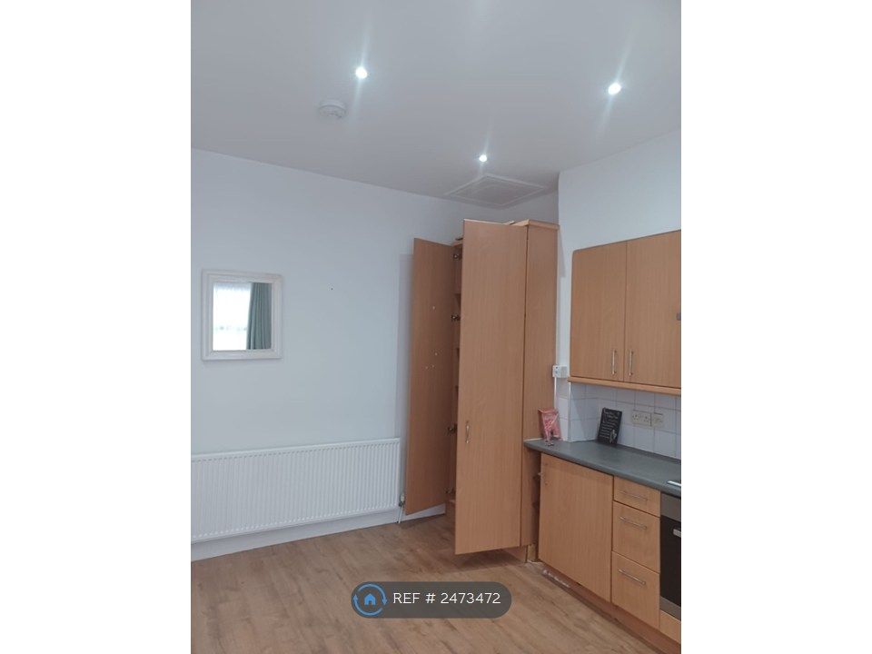 Property photo 3 of 10 Room 6