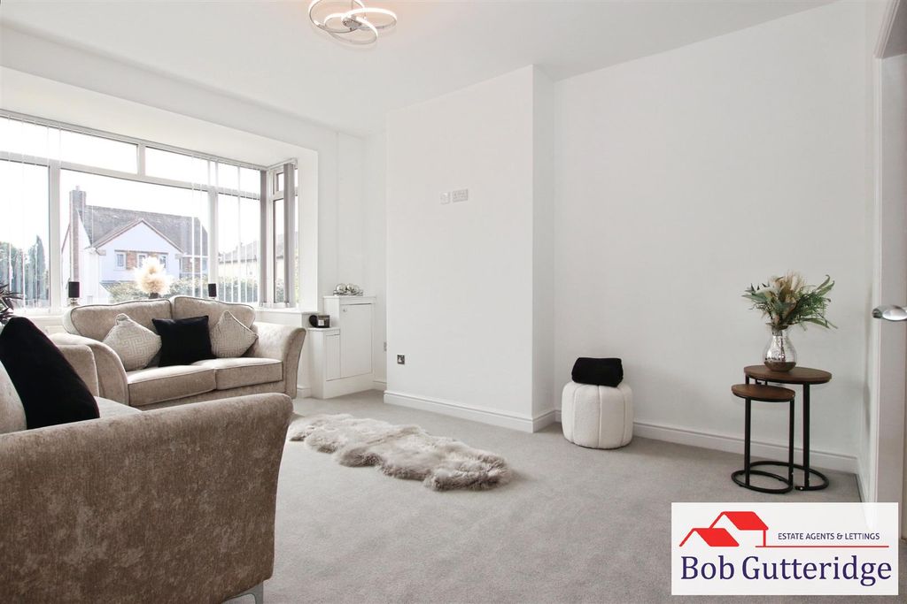 Property photo 2 of 43 Bay Fronted Lounge