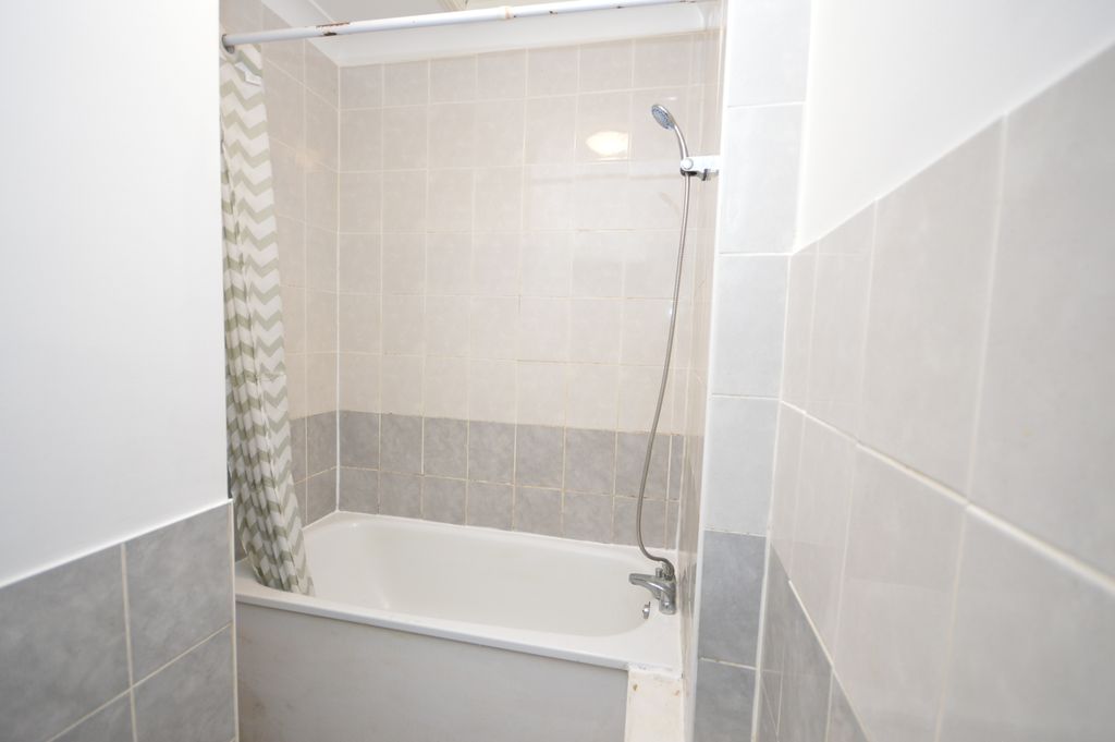 Property photo 3 of 10 Bathroom