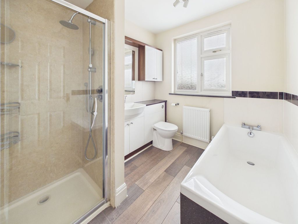 Property photo 3 of 24 Bathroom