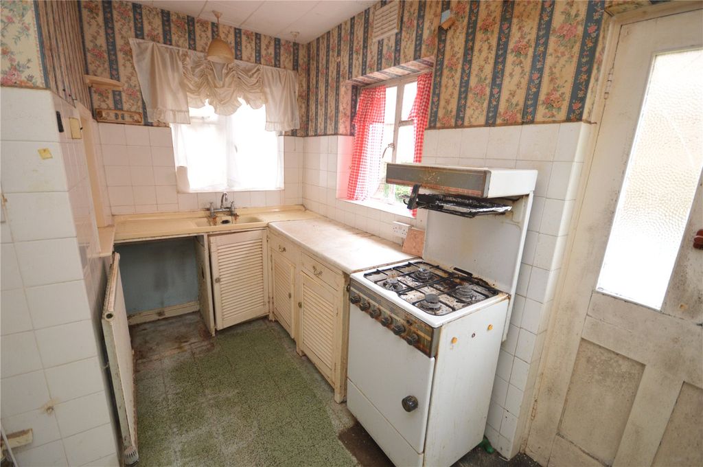 Property photo 3 of 9 Kitchen