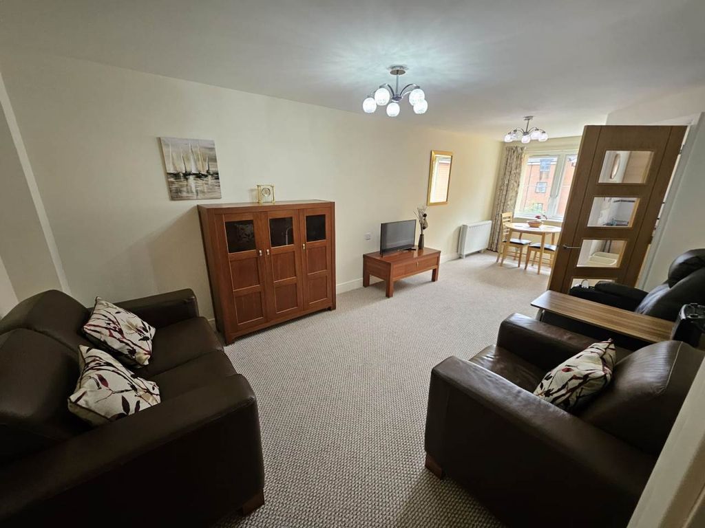 Property photo 3 of 13 Lounge