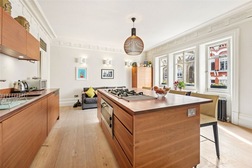 Property photo 3 of 12 Kitchen