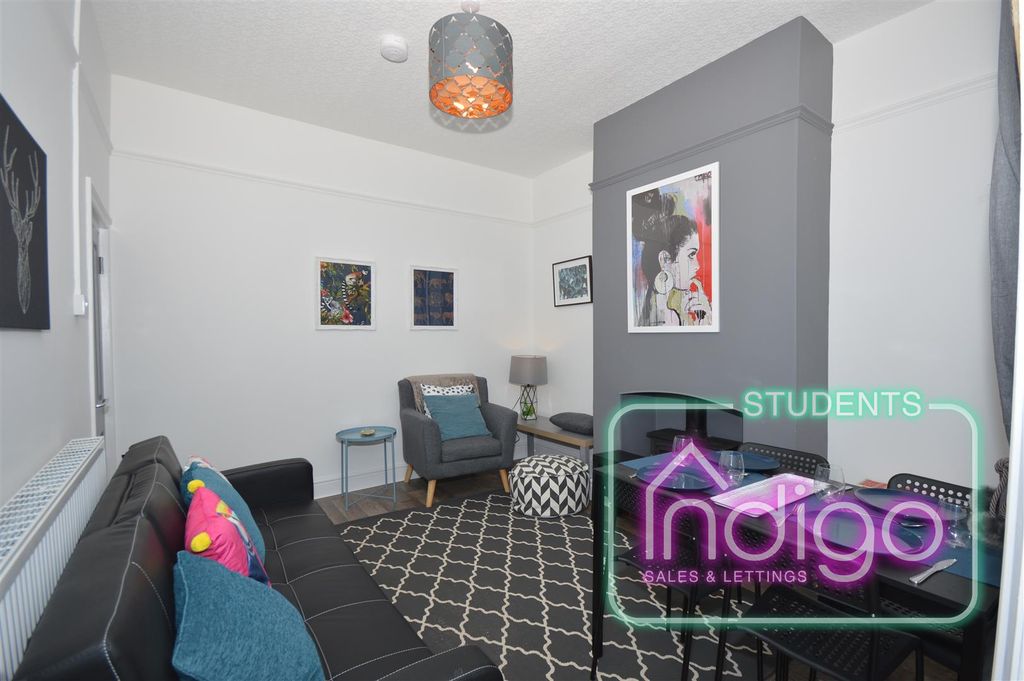 Property photo 2 of 18 47 Ashfields New Road (12).Jpg