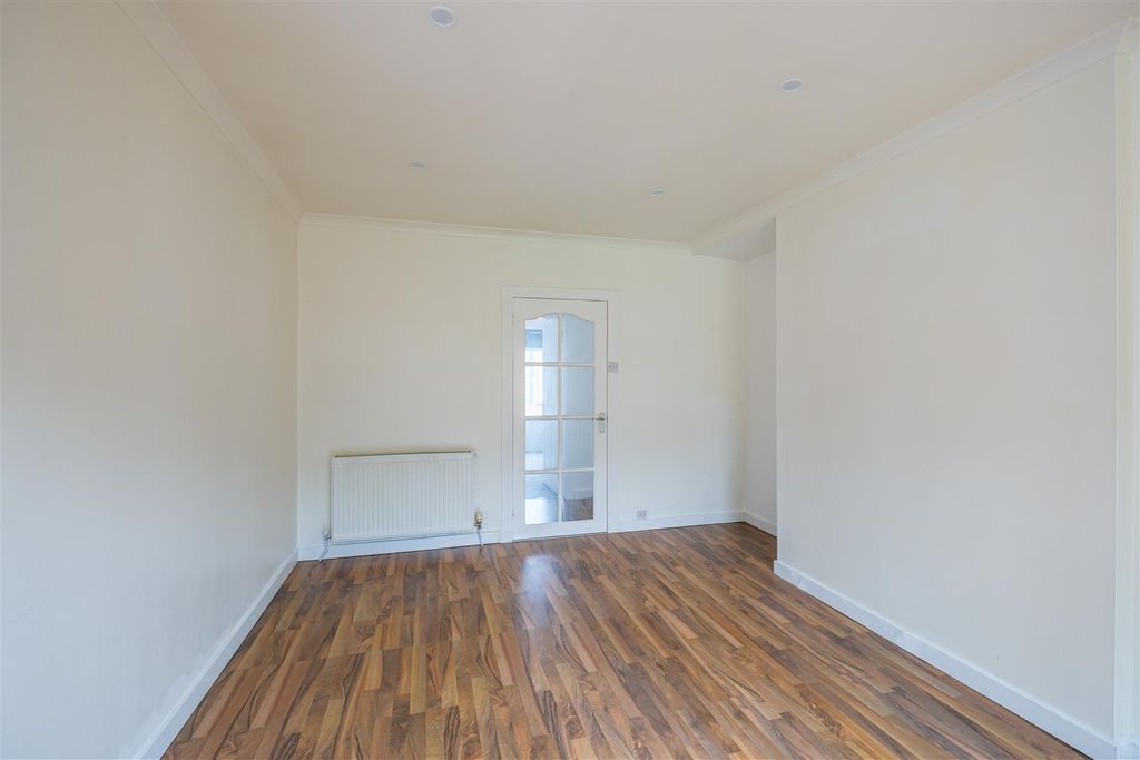 Property photo 3 of 17 Kingsbridge Drive-14.Jpg