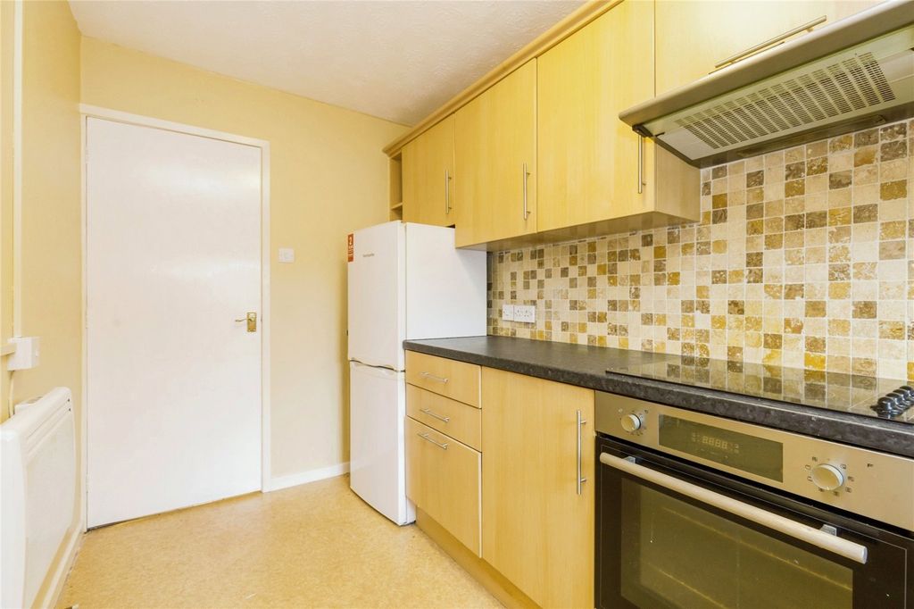 Property photo 3 of 11 Kitchen