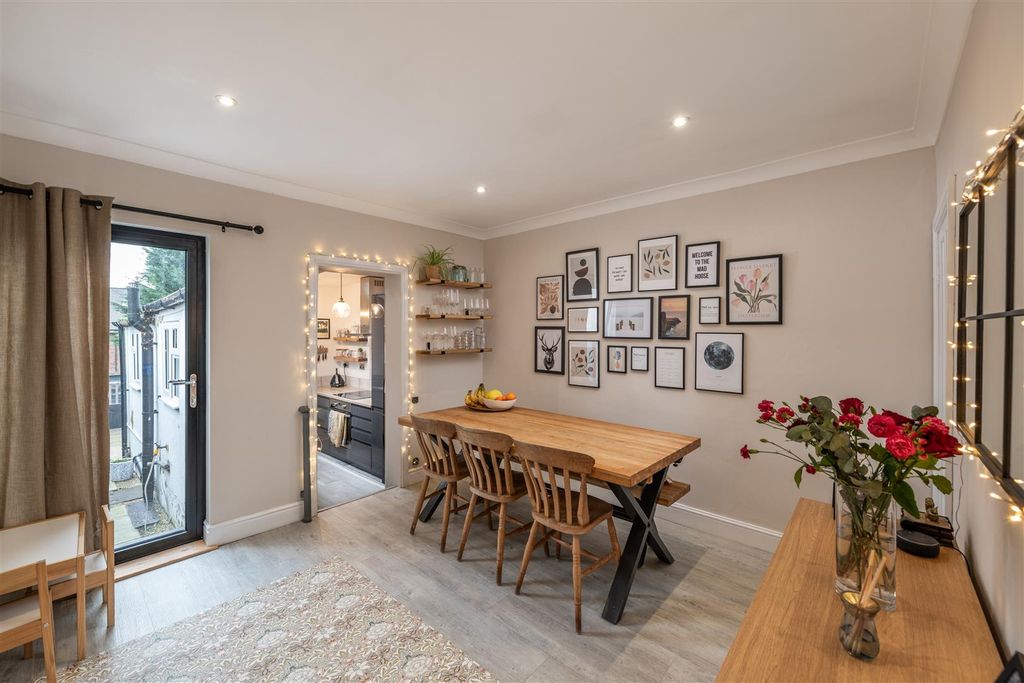 Property photo 3 of 18 125 Garlands Road Internals-7.Jpg
