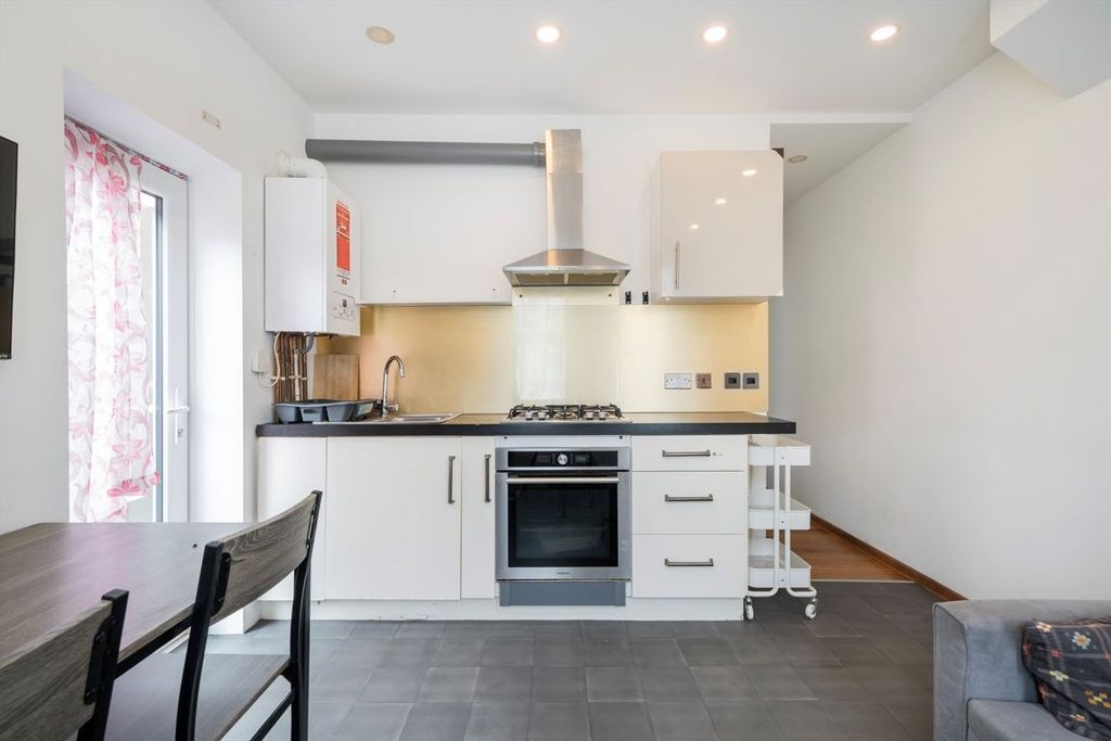 Property photo 2 of 5