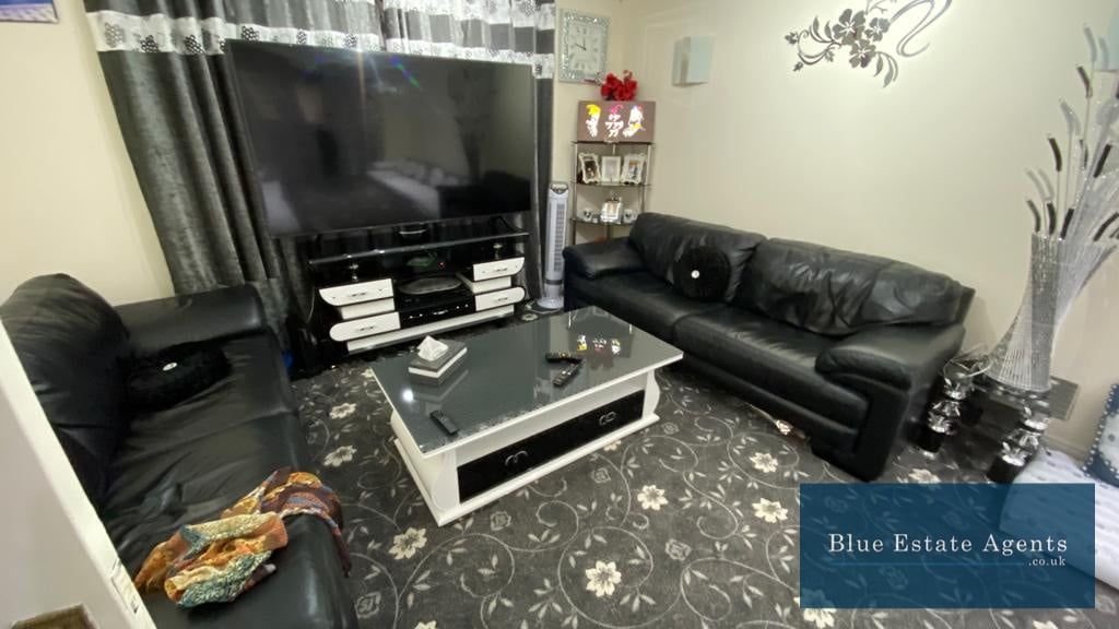 Property photo 3 of 14 Lounge