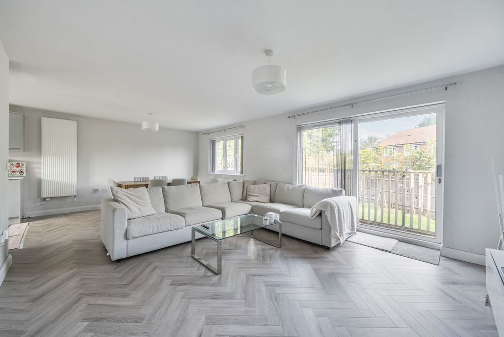Property photo 2 of 15 1359482-15-68d3B2...