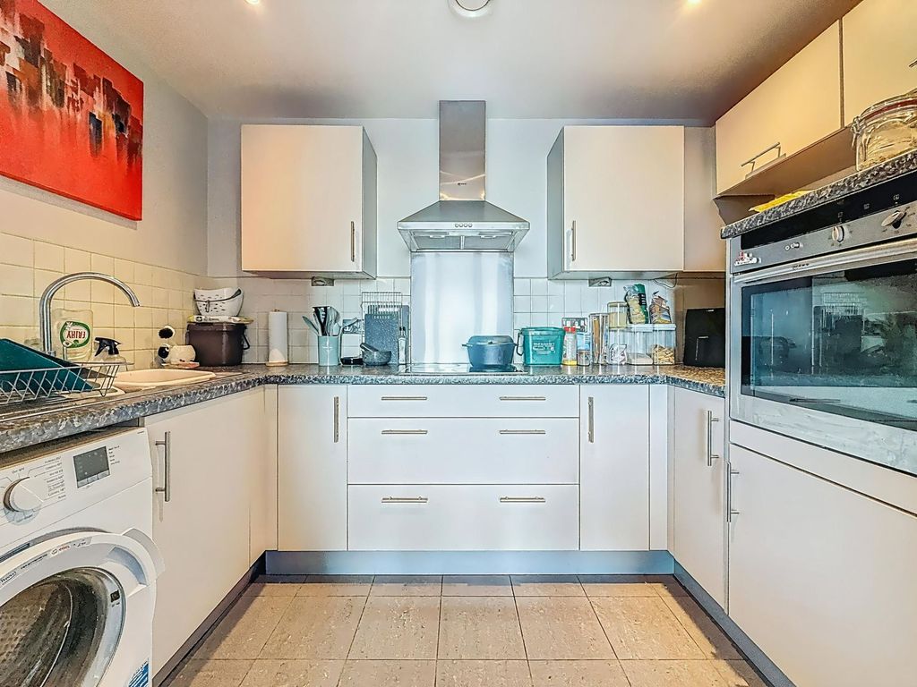 Property photo 3 of 17 Kitchen