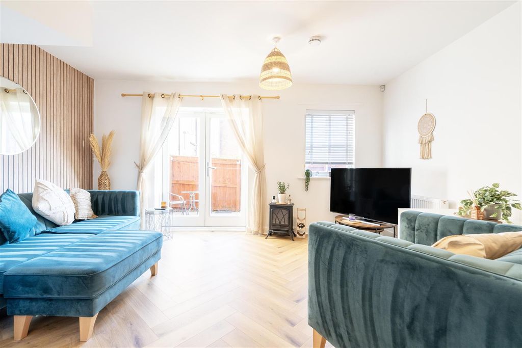 Property photo 2 of 10 Living Room