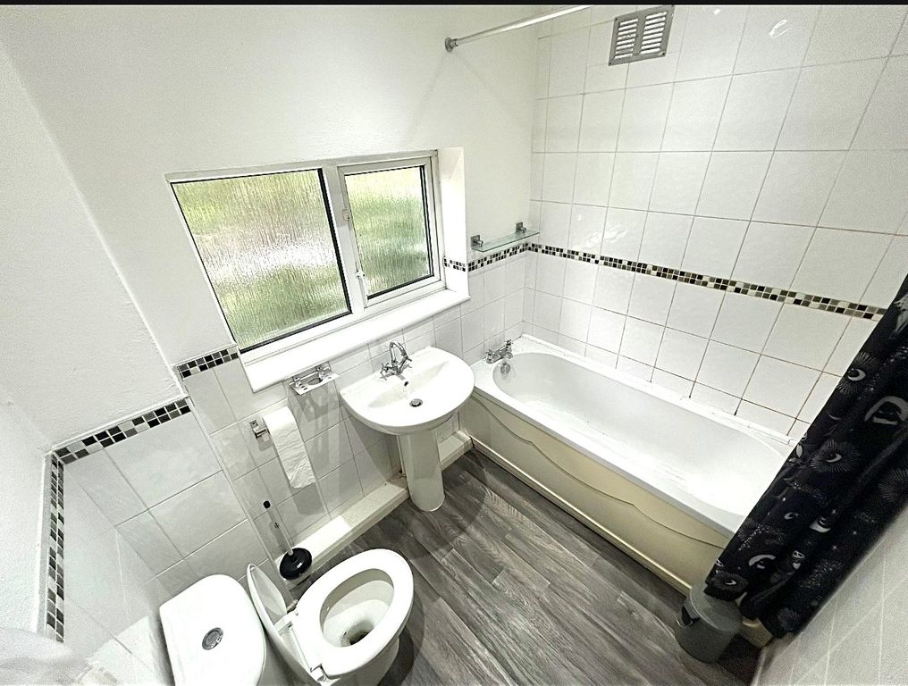 Property photo 1 of 6 Bathroom