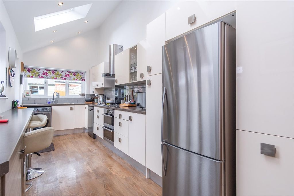 Property photo 3 of 33 Kitchen/Breakfast Room