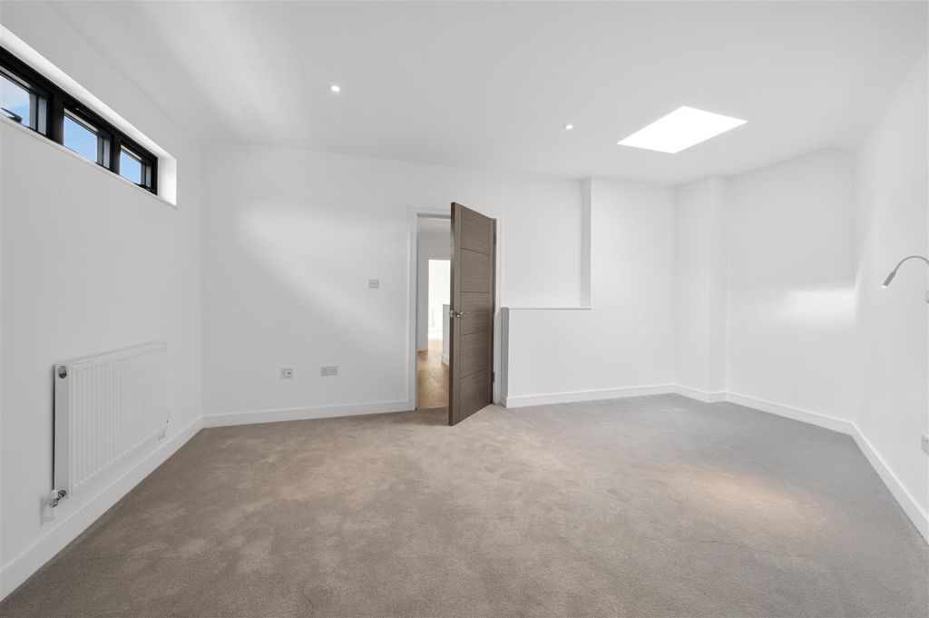 Property photo 3 of 11 Flat 6,3.Jpg