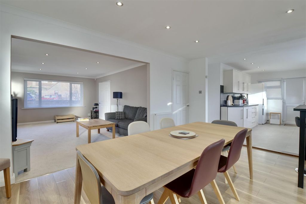 Property photo 3 of 31 F4EE8895-7539-4B9C-85D8-7059C6Eed3Da_1_201_A.Jpeg