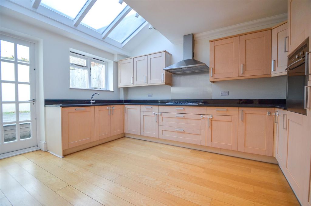 Property photo 3 of 12 Barons Gate