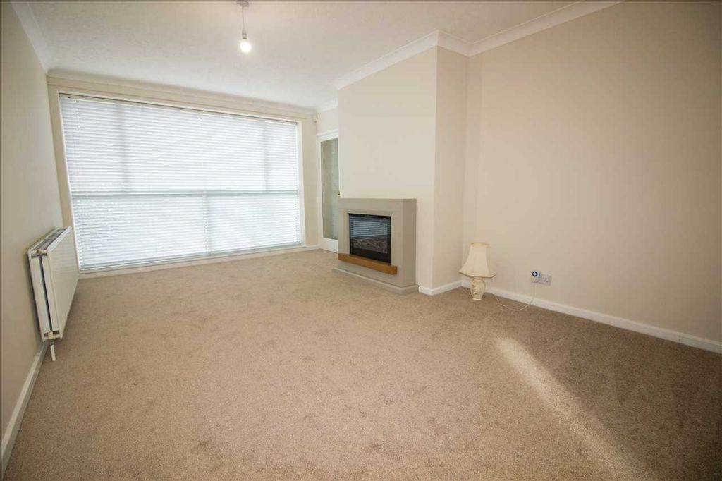 Property photo 3 of 17 Lounge