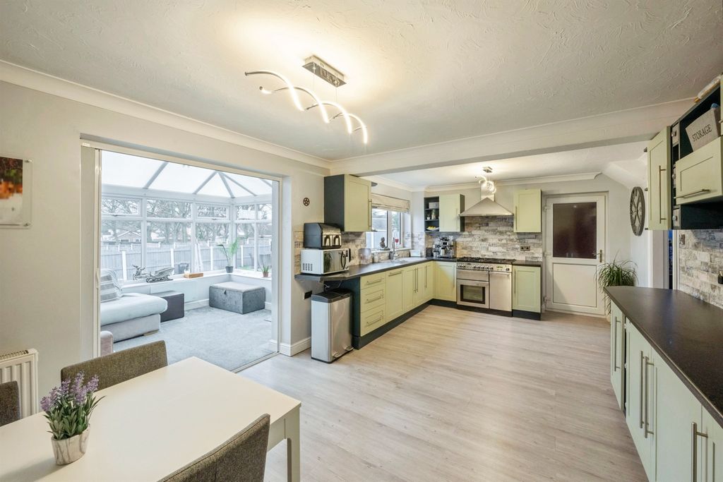 Property photo 2 of 27