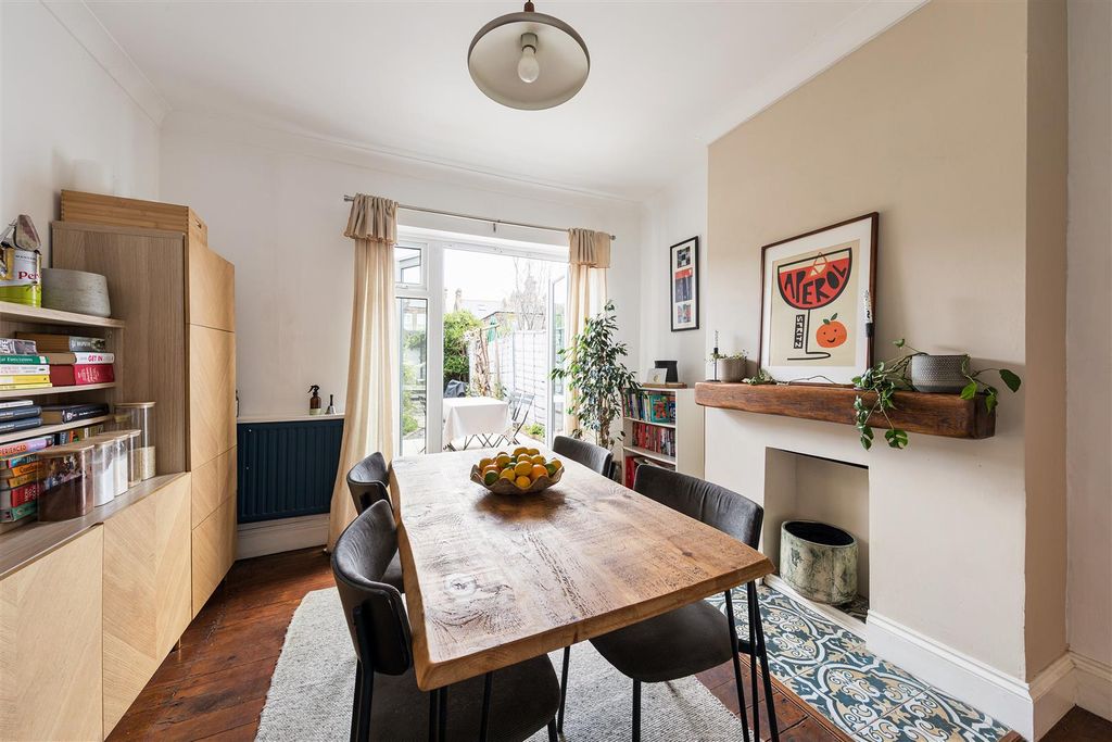 Property photo 2 of 32 Hitcham Road, E17
